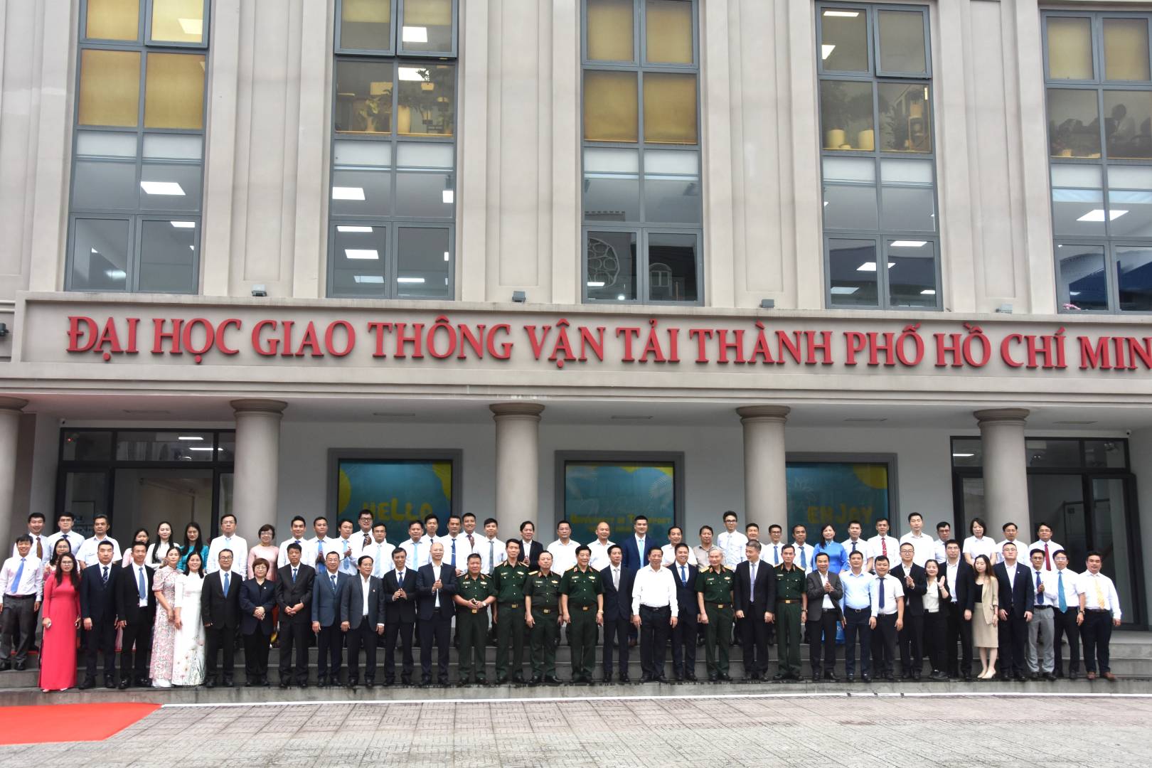 方大與胡志明市交通運輸大學(xué)共建實驗室落成，越南建設(shè)部部長親臨揭牌